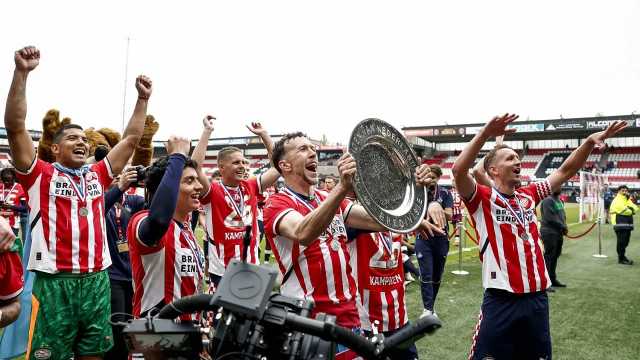أيندهوفن يتوج بلقب الدوري الهولندي