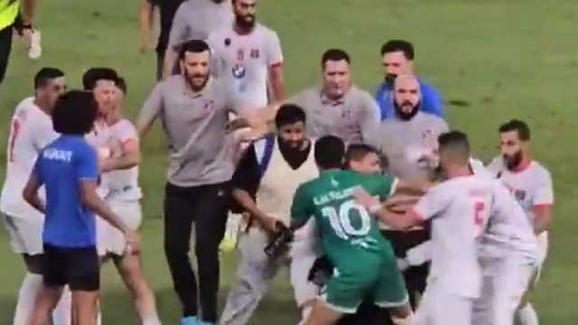 اشتباكات بين لاعبي العربي والكويت ..فيديو