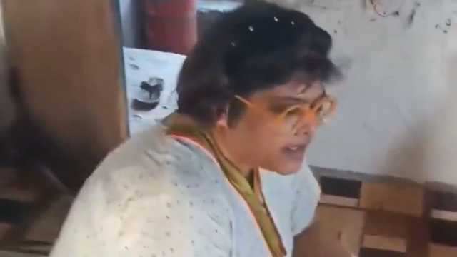 هندي يستغل الحرب بين بلده وباكستان ويتهم زوجته بالجاسوسية ..فيديو