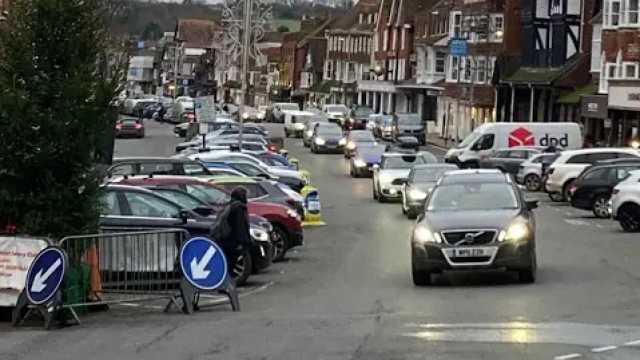 حادث مروري يتسبب في انتشار عشرات الأبقار وسط الشارع