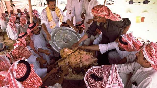 لقطة نادرة لوليمة في صحراء الدهناء قبل ٤٢ سنة