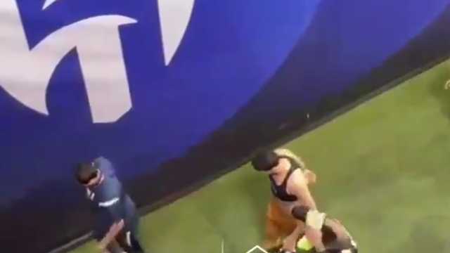 عمر السومة يحمل شال الهلال ..فيديو