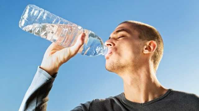 تحذير طبي: الإفراط في شرب الماء قد يؤدي إلى تسمم خطير يهدد الحياة