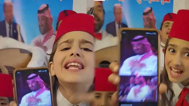 عائلة سورية تتغنى بولي العهد‬⁩ لمساهمته برفع العقوبات عن ⁧‫سوريا‬⁩.. فيديو