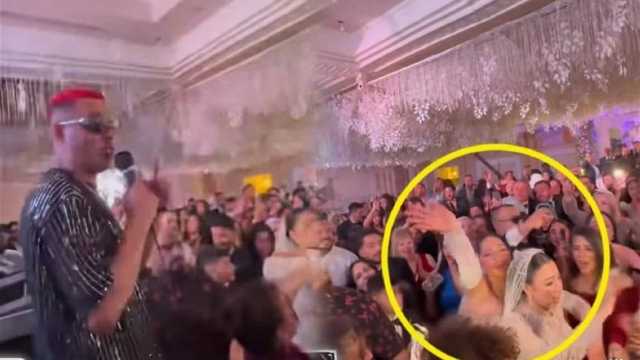 عروس تُغادر زفافها لتشارك الفرح مع مطربها المفضل في القاعة المجاورة