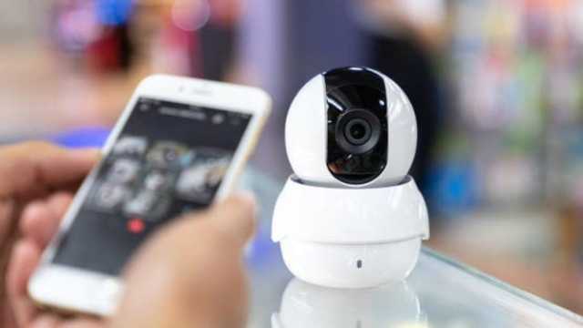 ضبط رجل وضع كاميرا خفية ليتجسس على طالبات