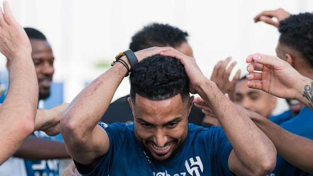 لاعبو الهلال يحتفلون بتجديد عقد سالم الدوسري .. صور