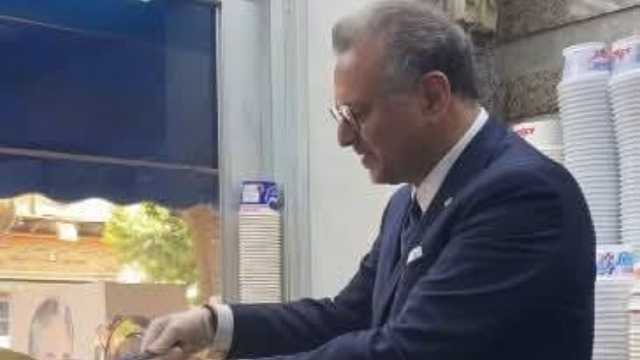 كبير مستشاري ترامب يثير التفاعل خلال تحضيره طبق الكشري المصري