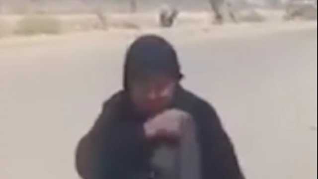 أبناء يلقون بأمهم المسنة في الشارع بالديوانية .. فيديو