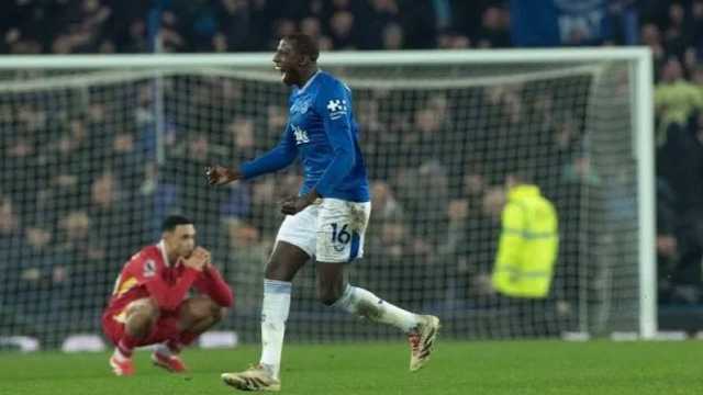 نيوم يستهدف لاعب إيفرتون
