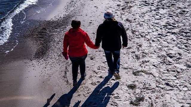 وفاة زوجين في نفس اليوم بعد احتفالهما بذكرى الزواج الـ 74