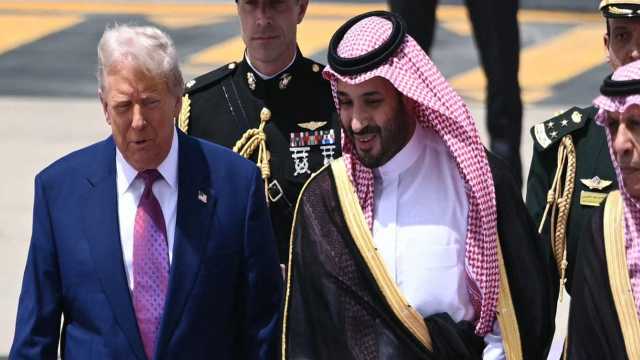ربطة عنق الرئيس الأميركي تلفت الأنظار خلال زيارته للمملكة