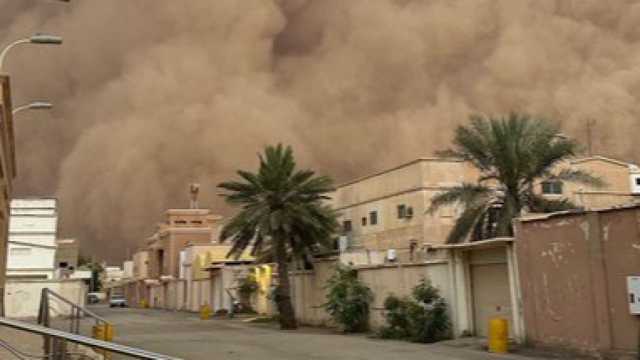 جدار غباري هائل يحول محافظة الرس إلى ظلام دامس بالنهار .. فيديو