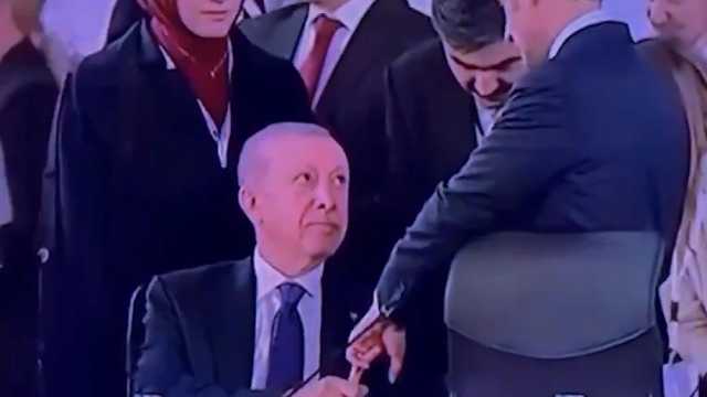 لقطة عفوية بين أردوغان وماكرون خلال اجتماع المجموعة السياسية تثير الجدل .. فيديو