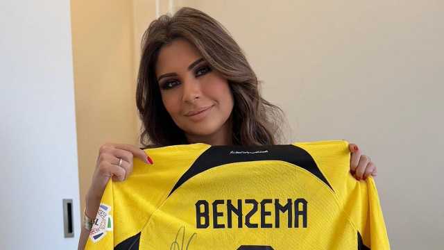 سارة دندراوي تحتفل بقميص بنزيما بعد تتويج الاتحاد بطلاً للدوري