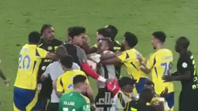 هجوم لاعبي النصر على بيرجوين عقب فوز الاتحاد.. فيديو
