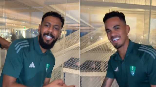 عبدالله العمار يمنح جالينو هدية بمناسبة تحقيق البطولة الآسيوية .. فيديو