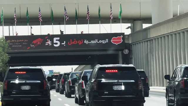 مطعم الرومانسية في صدارة الترند بعد مرور عابر أمام كاميرا مساعد ترامب .. فيديو
