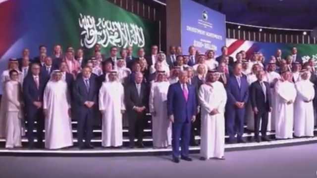 صور تذكارية تجمع ولي العهد وترامب بعد انتهاء المؤتمر.. فيديو