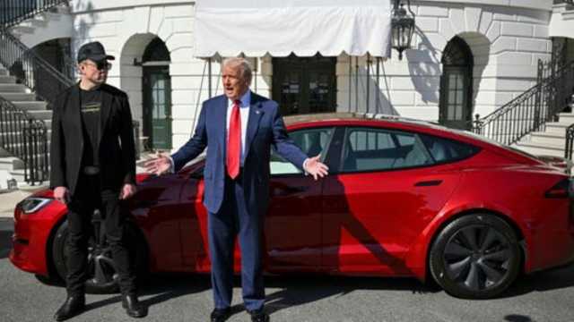إيلون ماسك يرتدي قبعتين وترامب يمازحه.. فيديو