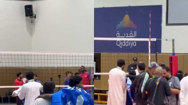 موظف نصراوي يعترض على رفع علم الهلال بعد التتويج.. فيديو