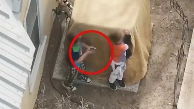 مواجهة مسلحة بين طفلين والشرطة الأمريكية