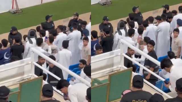 المفرج يلبي طلب مشجع هلالي بالتقاط صورة معه ويغادر الملعب .. فيديو