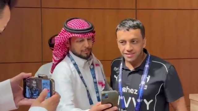 الشلهوب ممازحًا إعلامي طلب صورة معه: كم تدفع؟ .. فيديو