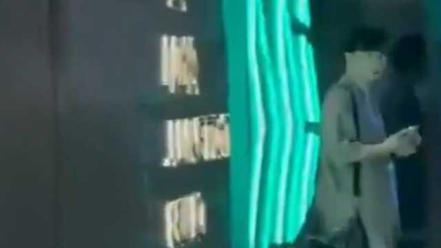 الأهلي يطرد صحفياً يابانياً قام بالتجسس على الفريق ..فيديو