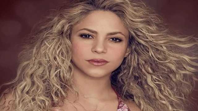 لحظة سقوط شاكيرا على المسرح.. فيديو