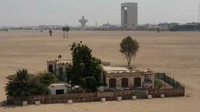 صورة لافتة لقصر “البتسان” تثير الجدل وسط أرض فضاء في حي الهنداوية بجدة