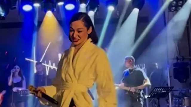عليا تغني بالروب بعد فقدان حقيبتها وظهورها الصادق يخطف قلوب الجمهور