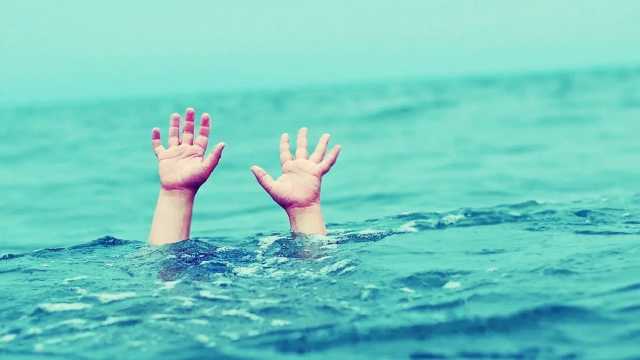 إنقاذ طفل من الغرق أثناء ممارسة السباحة