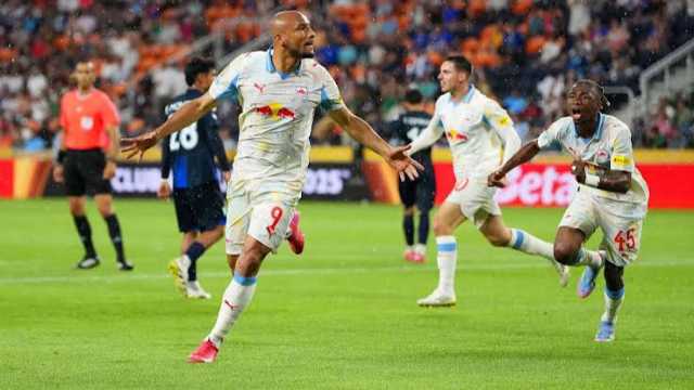 سالزبورغ يطالب بجلوس بدلاءه في غرفة تبديل الملابس خلال مواجهة الهلال