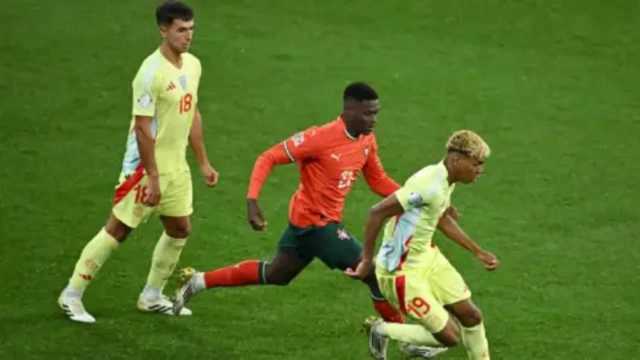 مشجع يمازح نجم البرتغال: يامال في جيبك؟.. فيديو