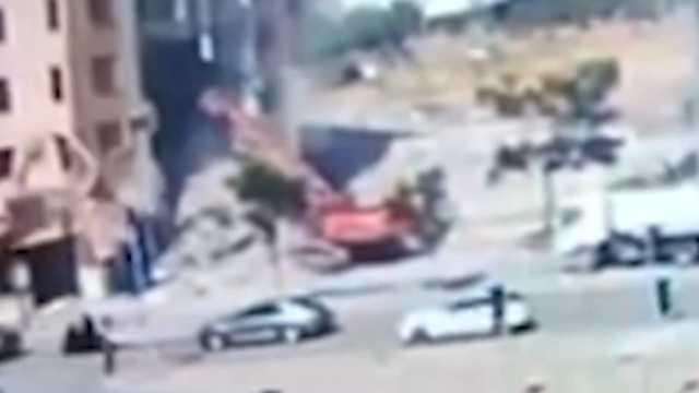 لحظة انهيار مبنى ضخم فوق شاب.. فيديو