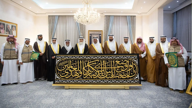 نائب أمير مكة يُسلم كسوة الكعبة المشرفة لسدنة بيت الله الحرام