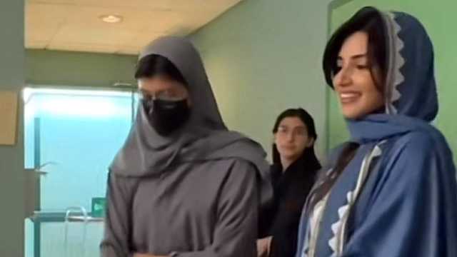 الأميرة ريم وبناتها في زيارة للمرضى المنومين بمدينة الملك فهد الطبية.. فيديو