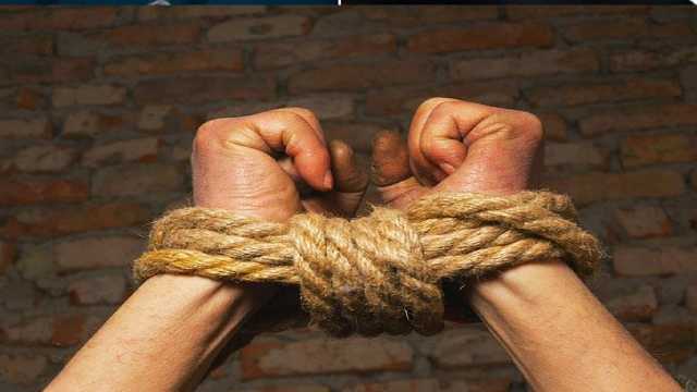 شاب يقتل شقيقه ويضرب أمه ويقيدها بحبل