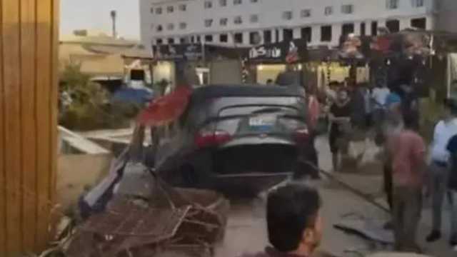 سيارة تقتحم مقهى وتصيب عدد من رواد المكان .. صورة