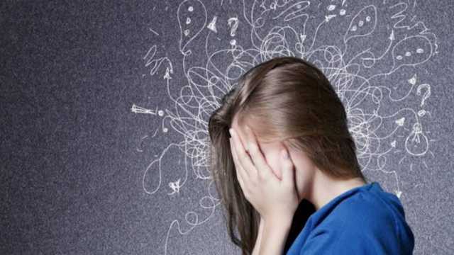 أخصائي: القلق يؤدي إلى زيادة نبضات القلب وأمراض الغدة الدرقية وغيرها.. فيديو