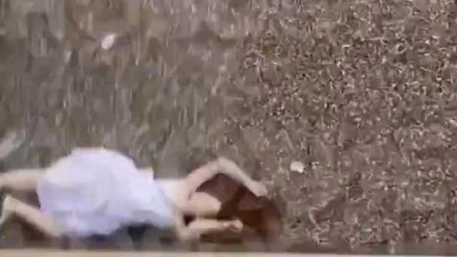 شابة قفزت من النافذة هرباً من اعتداء صديقها ‏..فيديو