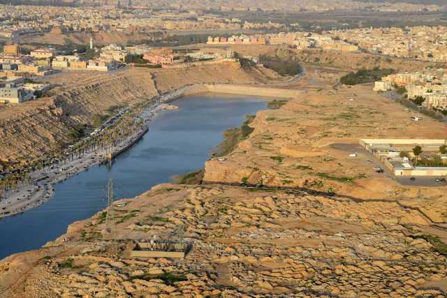 انطلاق أعمال تسوير أرض المطل في الرياض استعدادًا لتطويرها .. صور