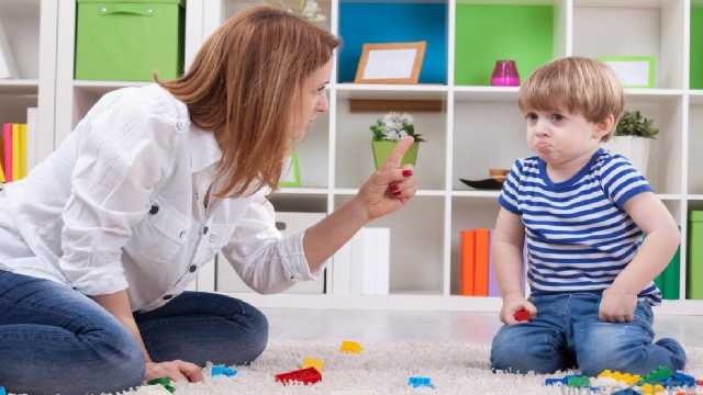 طرق العقاب المناسبة للأطفال وتغيير سلوكهم .. فيديو
