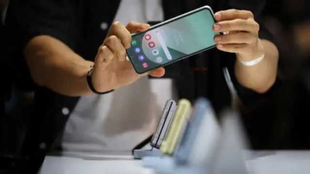 سامسونغ تستعد للكشف عن هاتفها القابل للطي