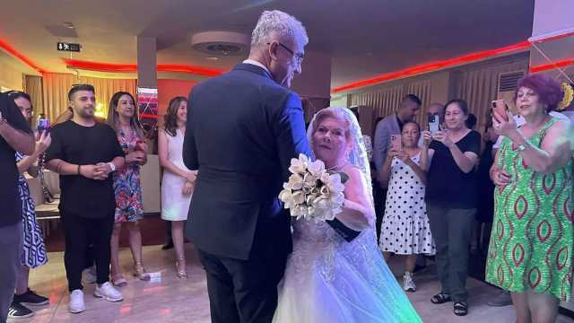 مسنة تركية ترتدي فستان الزفاف قبل أن تودع الحياة إلى الأبد