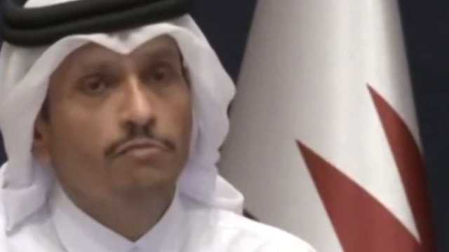 مقطع طريف لرئيس الوزراء القطري :الناس اللي ما داوموا ويتحججون بسالفة الحرب بنحاسبهم