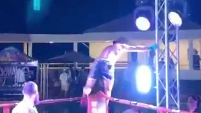 مقاتل MMA يتعرض لصعقة كهربائية خلال احتفاله بعد النزال.. فيديو