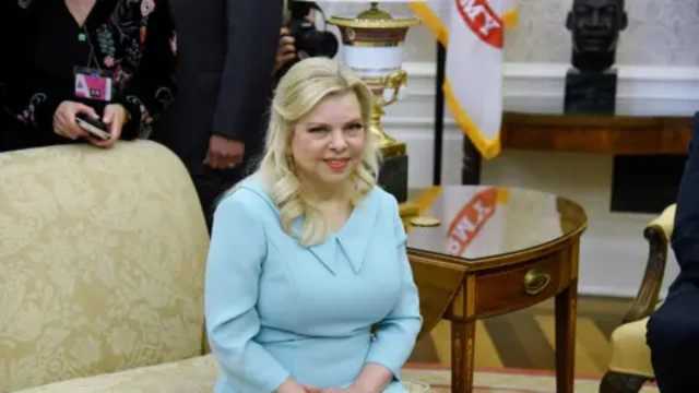 سارة نتنياهو تفاجئ إسرائيليين في ملجأ بعد سقوط صواريخ إيرانية .. صور
