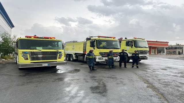 إخماد حريق في أشجار وأعشاب بمنطقة جبلية بعسير
